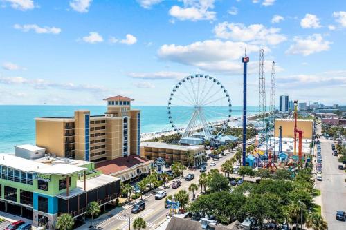 ein Blick auf eine Stadt mit einem Riesenrad in der Unterkunft Holiday Pavilion 208 in Myrtle Beach