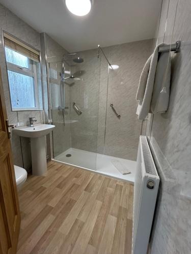 ein Badezimmer mit Dusche und Waschbecken in der Unterkunft Chandlers BnB in Seahouses