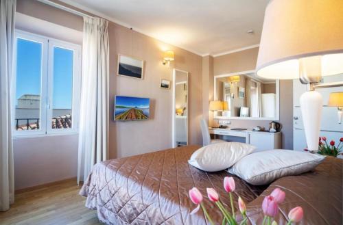 新德里Hotel De Rosewood Inn -Near Delhi Airport-Free Airport Drop的卧室里有一张铺着粉色花朵的床