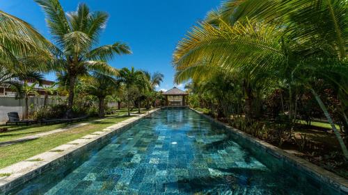 Apartment with large pool near beach