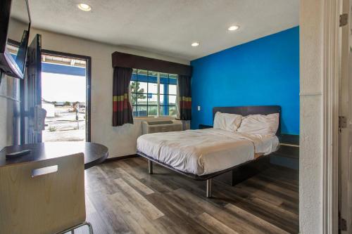 Postel nebo postele na pokoji v ubytování High Desert Inn