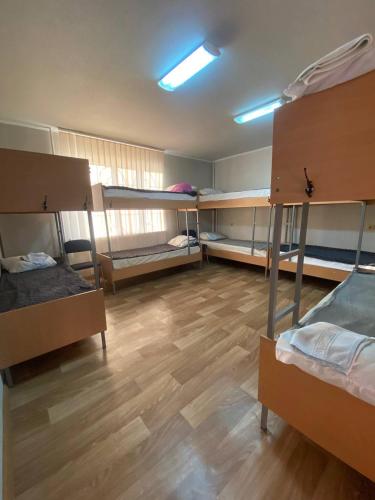 Ένα ή περισσότερα κρεβάτια σε δωμάτιο στο Хостел у Антоніни