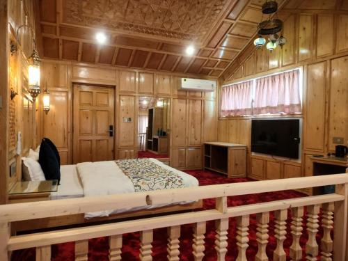 TV a/nebo společenská místnost v ubytování Kashmir Mahal Resorts by Stay Pattern