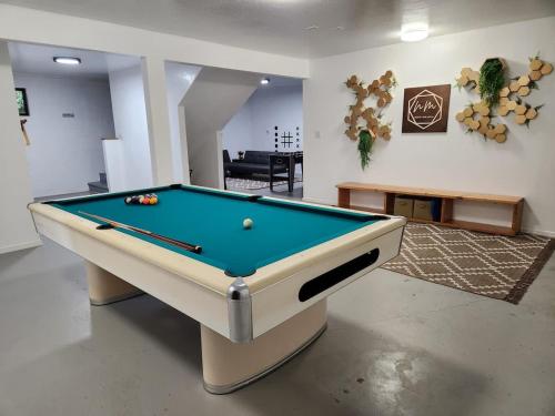 Biliár nebo kulečník v ubytování Stop Looking You've found it