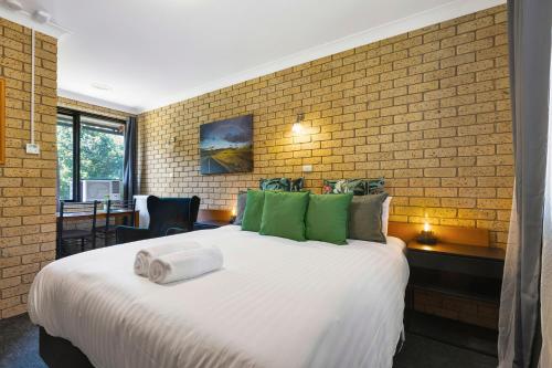 En eller flere senge i et værelse på Allamar Motel