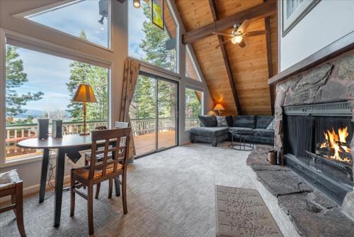 Una sala de estar con chimenea y una mesa y sillas. en Martis Landing home, en Truckee-Tahoe Airport