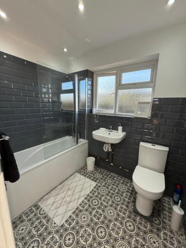 Phòng tắm tại Brickhill 3-Bed Garden Netflix & Games