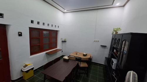 Una cocina o kitchenette en House of Heritage-Kraton