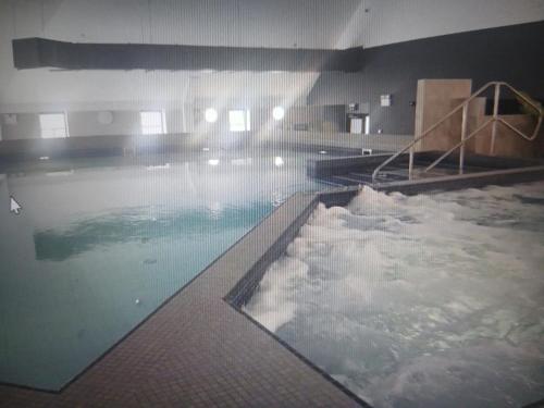 une grande piscine remplie de neige et de glace dans l'établissement Warm and Cosy, Torbay Waterside Holiday Home, à Paignton