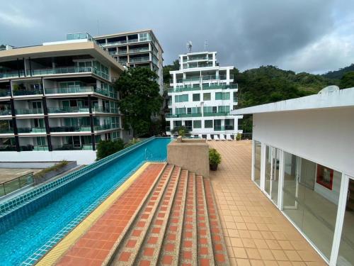 una piscina di fronte a un edificio di The Bay cliff By Tris a Patong Beach