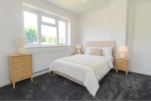 Giường trong phòng chung tại Brickhill 3-Bed Garden Netflix & Games