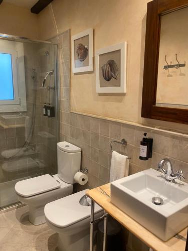 ein Badezimmer mit Toilette, Waschbecken und Dusche in der Unterkunft La Pastora Corazón urbano in Gavà