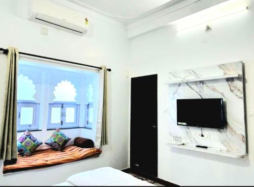 Μια τηλεόραση ή/και κέντρο ψυχαγωγίας στο The Lakeside Haveli