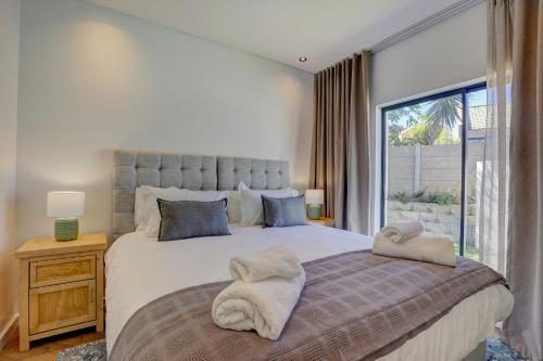 Un dormitorio con una cama grande con toallas. en Timber and Tides, en George