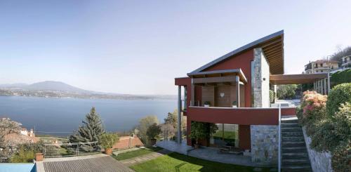 een huis met uitzicht op een waterlichaam bij Paola's Apartment in Belgirate
