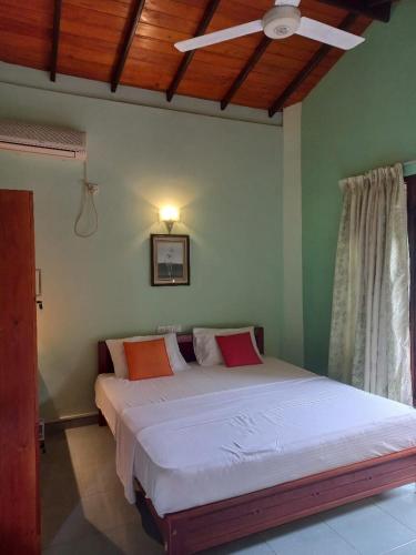 Una cama o camas en una habitación de Galle Be Relaxing Karapitiya