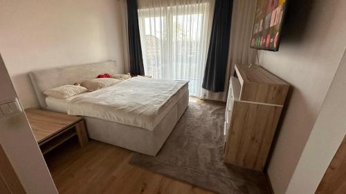 a small bedroom with a bed and a window at Studio Apartment - Neufelden in Neufelden