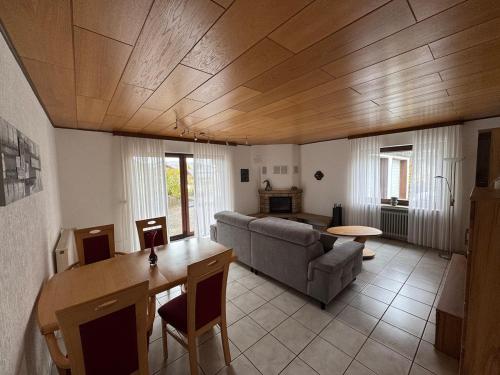 Posezení v ubytování Ferienwohnung am Diemelsee in Heringhausen