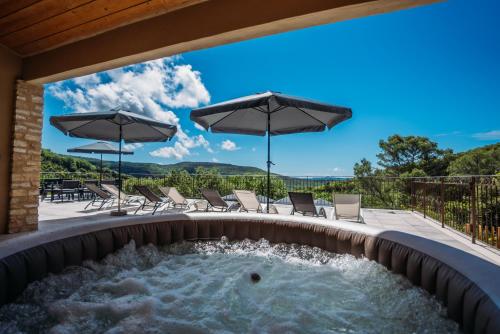 Swimmingpoolen hos eller tæt på Mas de Toulair, Spacieuse villa d'exception 5 étoiles