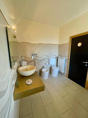 un bagno con due lavandini e due WC di Apparthotel Angela ad Alezio