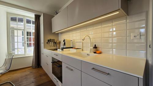 Η κουζίνα ή μικρή κουζίνα στο The Guild l Central l Castle Thun l Old Town l Netflix