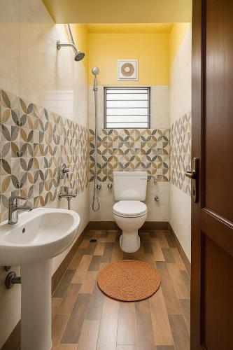 Koupelna v ubytování Spacious and equipped 2 BHK flat