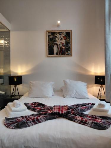 - un lit blanc avec une couverture tressée dans l'établissement Logies De Lelie - Antwerpen Zuid, à Anvers