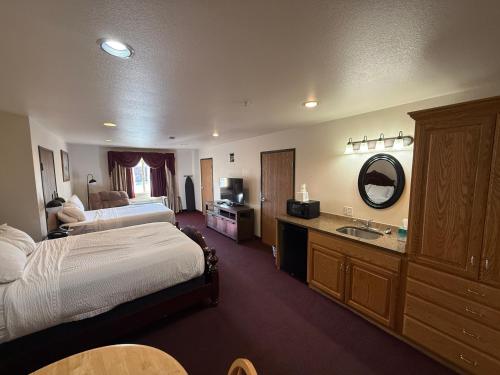 雷克斯堡温德姆雷克斯堡速8酒店 的带床和水槽的酒店房间