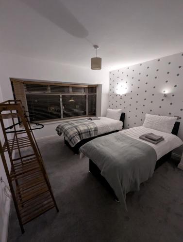 Giường trong phòng chung tại FREE parking, LARGE House for Contractors & Families, Sleeps 5, 4 miles to BLACKPOOL