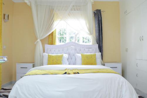 Giường trong phòng chung tại Aggie's BnB- Entire 3-Bedroom Bungalow