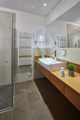 ein Badezimmer mit großem Waschbecken und Dusche in der Unterkunft Hotel Soho in Landau in der Pfalz