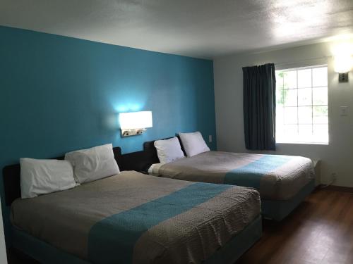 Кровать или кровати в номере Motel 6-Prairie Du Chien, WI