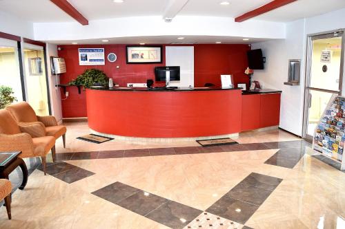 Ο χώρος του λόμπι ή της ρεσεψιόν στο Travelodge by Wyndham Red Bluff South of Redding