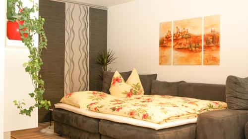 um sofá com um cobertor em uma sala de estar em Gemütliches Apartment in Bad Berneck em Bad Berneck im Fichtelgebirge