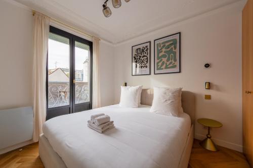 Le Marais - Iconic Penthouse with Balcony