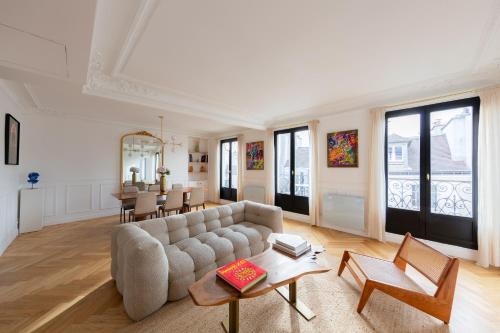 Le Marais - Iconic Penthouse with Balcony