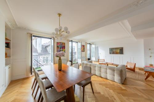 Le Marais - Iconic Penthouse with Balcony
