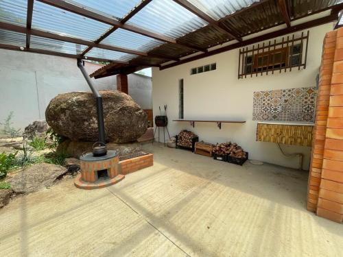 ein Raum mit einem großen Felsen und ein Raum mit einem Stein in der Unterkunft Recanto do Calango in Lajeado