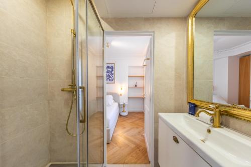 Le Marais - Iconic Penthouse with Balcony