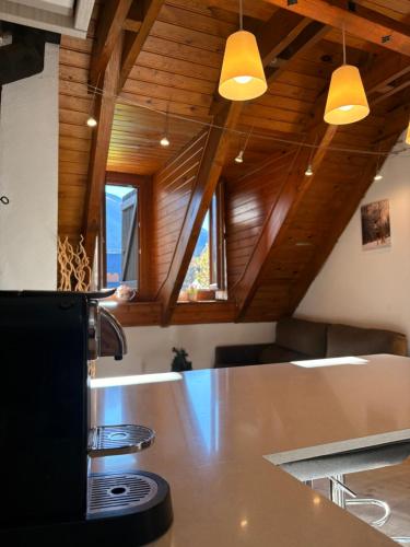 een keuken met aanrechtblad in een kamer met houten plafonds bij Chimenea y piscina-Dúplex perfecto para todo el año - Herbasabina 4 in Pla de l'Ermita