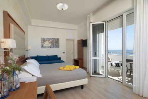 Un dormitorio con una cama y vista al mar. en Hotel Elios, en Bellaria-Igea Marina
