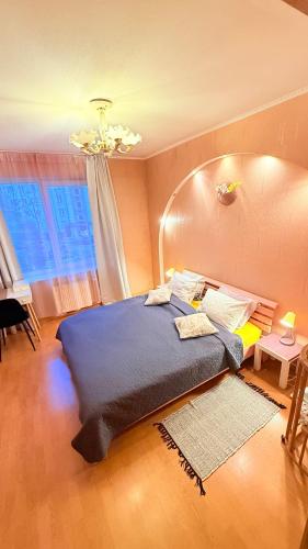 une chambre avec un grand lit dans une pièce dans l'établissement Apartment Saharova, à Riga