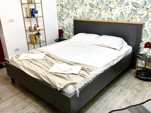 克拉约瓦Petra's的床上有两条白色毛巾