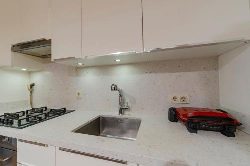 een keuken met een spoelbak en een aanrechtblad bij Central 3-Bedroom Apartment with Balcony and Elevator in Istanbul