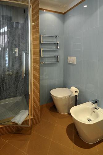 a bathroom with a toilet and a sink and a shower at B&B Casa di Giò Luxury Resort in Lanuvio