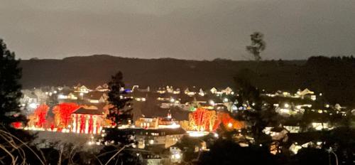une vue d'une ville la nuit avec des lumières dans l'établissement Paradies in der Vulkaneifel mit Panorama-Blick, à Burgbrohl