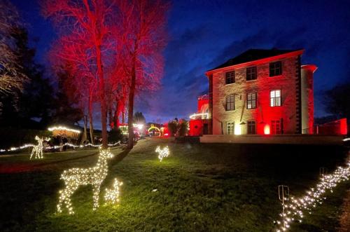 une cour décorée de guirlandes lumineuses de Noël devant un bâtiment dans l'établissement Paradies in der Vulkaneifel mit Panorama-Blick, à Burgbrohl