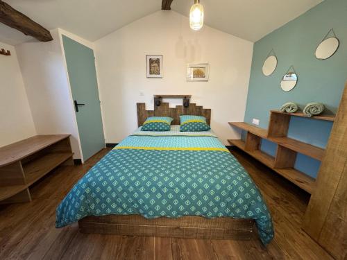 RouffiacにあるBienvenue à l'Atelier Eiffelのベッドルーム1室(青と黄色のベッドカバー付)