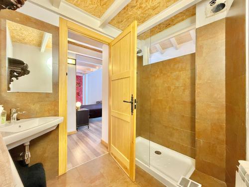 a bathroom with a glass shower and a sink at Casa Rural La Pizarrera de Prádena in Prádena de Atienza