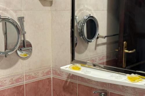 Az Zahrāʼにあるفندق درر الراشديةの鏡と洗面台のあるバスルーム